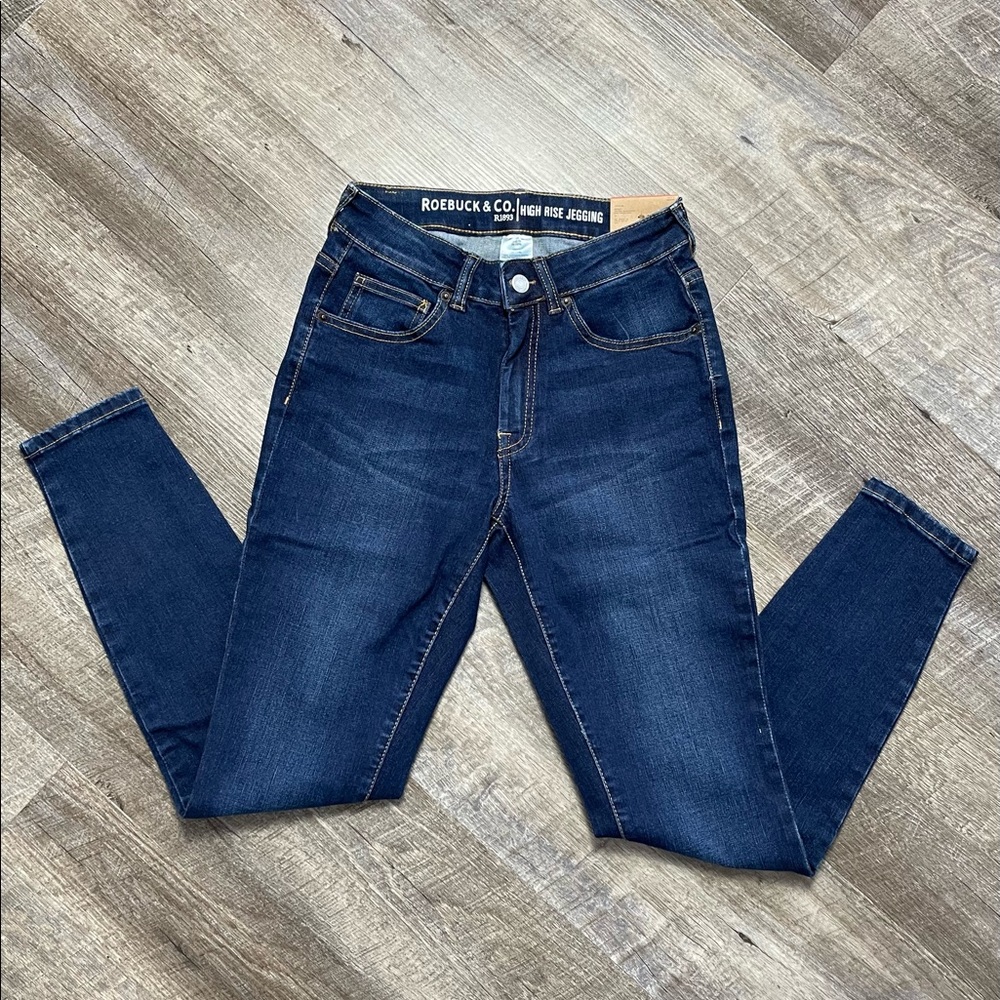 Stretch denim hugs your curves
Skinny leg creates a sleek look